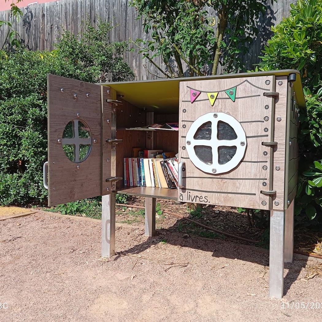 Boîte à livres du Square MEDERIC 1